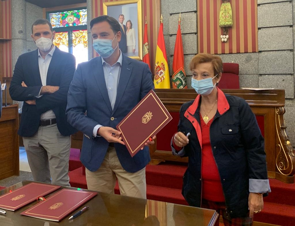 El alcalde firma el convenio de colaboración para la gestión de ayudas en el ARU de San Cristóbal